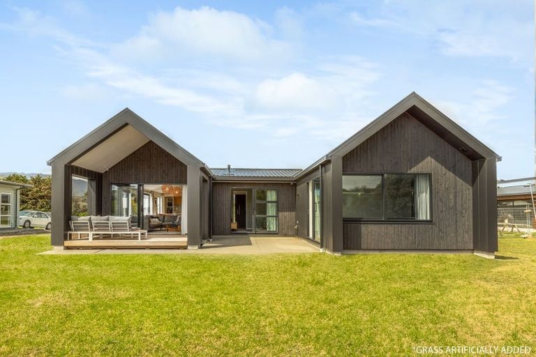 Photo of property in 35 Titoki Road, Waikanae Beach, 5036