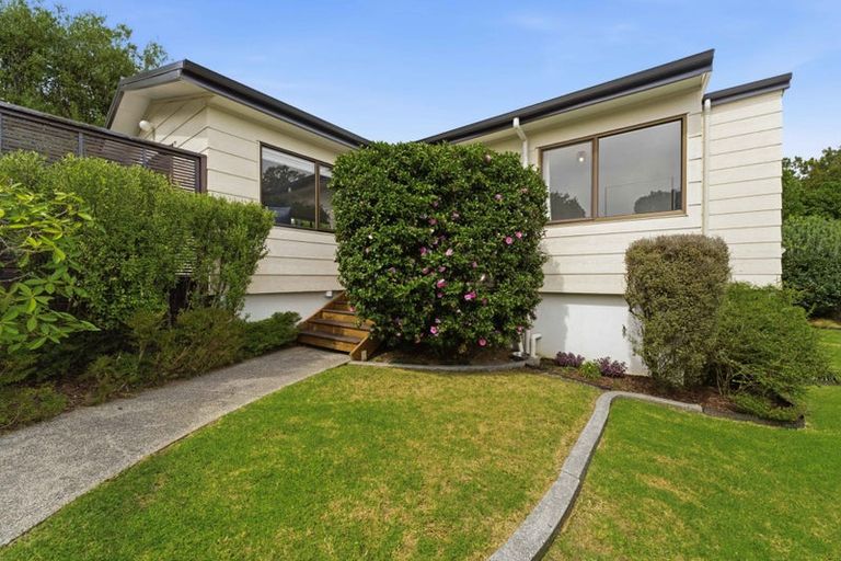 Photo of property in 2/26 Sunward Rise, Glenfield, Auckland, 0629
