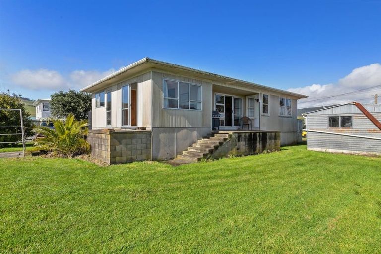 Photo of property in 14 Karaka Road, Kawakawa Bay, Papakura, 2585