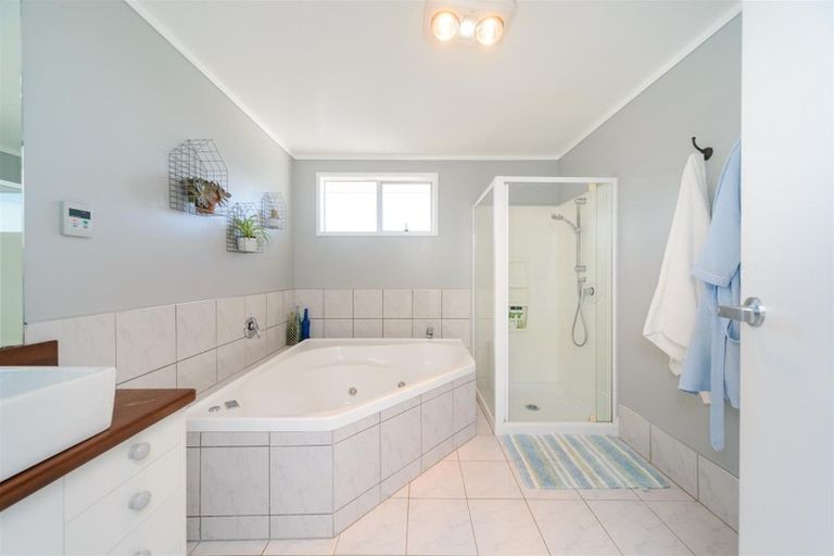 Photo of property in 1946 Parewanui Road, Parewanui, Bulls, 4894