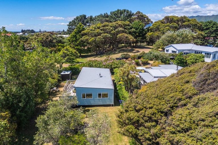 Photo of property in 25 Te Moana Road, Waikanae Beach, Waikanae, 5036