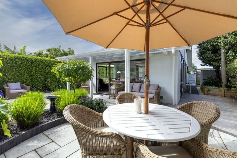 Photo of property in 1/25a Beach Road, Te Atatu Peninsula, Auckland, 0610