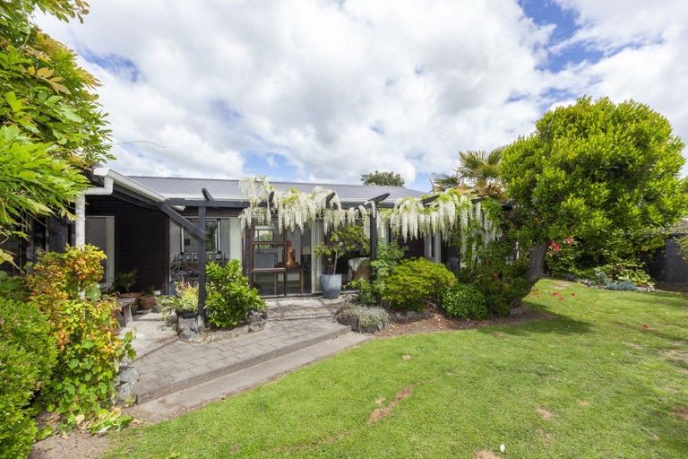 Photo of property in 15a Rosebank Grove, Waikanae, 5036