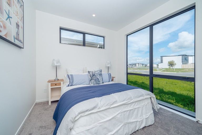 Photo of property in 8 Poutawa Lane, Clarks Beach, 2122