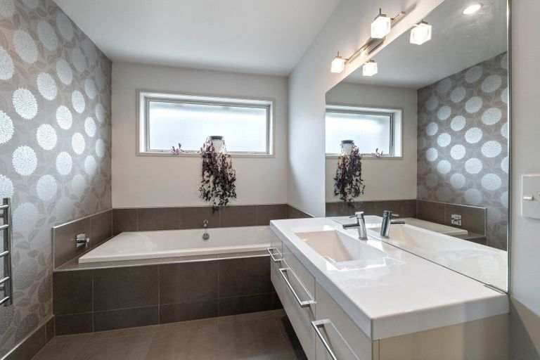 Photo of property in 4 Links Drive, Waiwhakaiho, New Plymouth, 4312