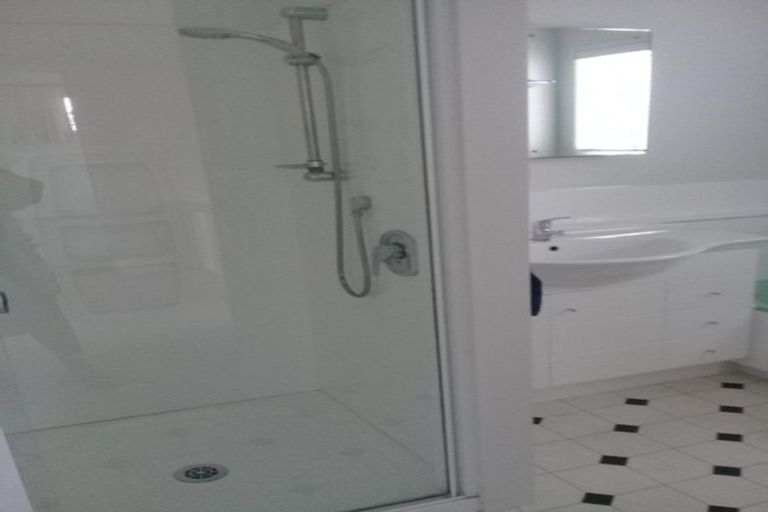 Photo of property in 3/4 Coronation Road, Glenfield, Auckland, 0627