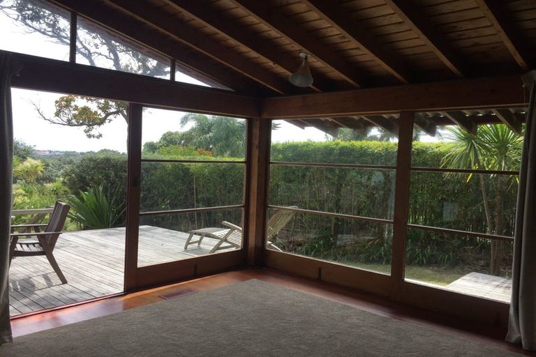 Photo of property in 15b Second Avenue, Stanley Point, Auckland, 0624