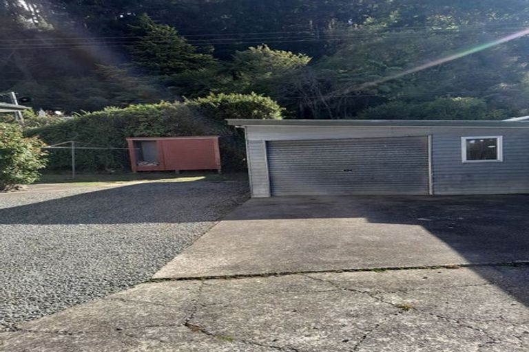 Photo of property in 92 Pinehaven Road, Pinehaven, Upper Hutt, 5019