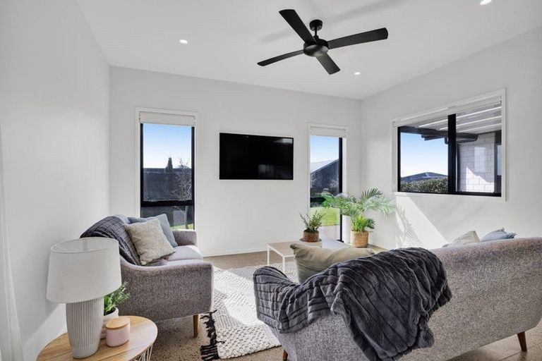 Photo of property in 5 Aheahea Way, Hurworth, New Plymouth, 4310