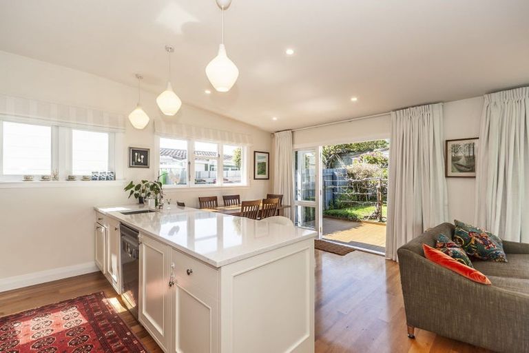 Photo of property in 10 Herald Terrace, Berhampore, Wellington, 6023