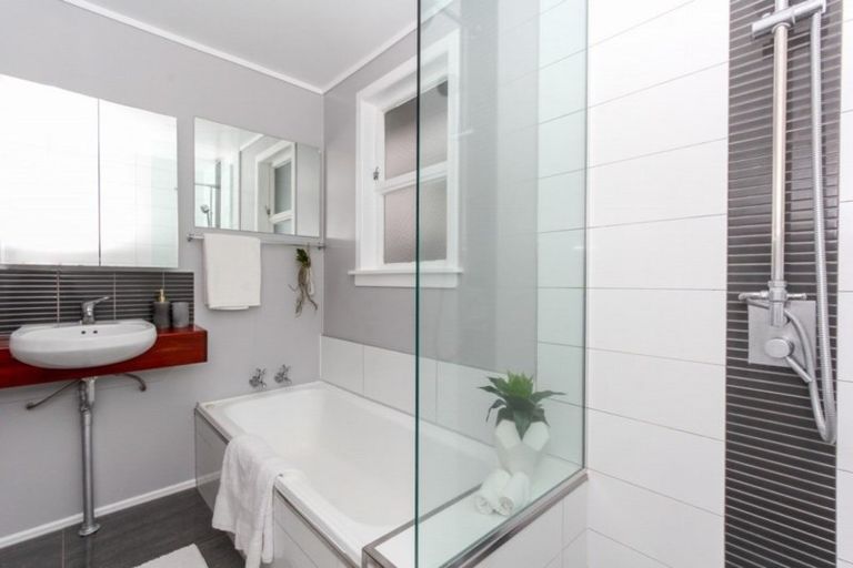 Photo of property in 10 Carlton Terrace, Westown, New Plymouth, 4310