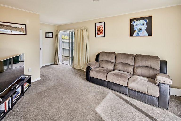 Photo of property in 8a Nikau Road, Point Howard, Lower Hutt, 5013