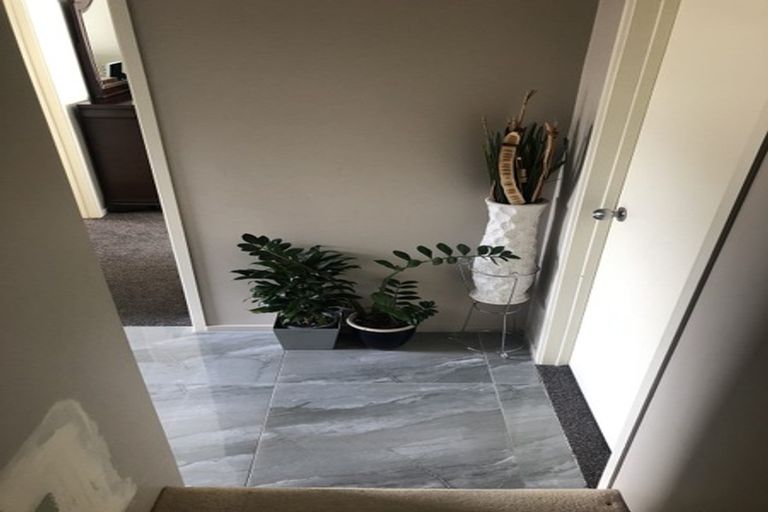 Photo of property in 44a De Havilland Drive, Goodwood Heights, Auckland, 2105