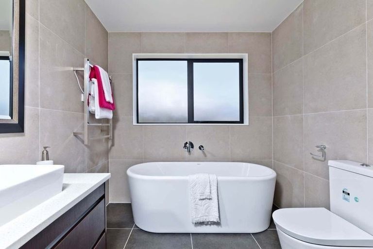 Photo of property in 30 Para Close, Fairview Heights, Auckland, 0632