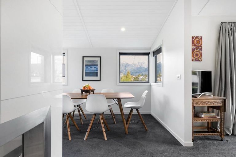 Photo of property in 23 Cedar Drive, Kelvin Heights, Queenstown, 9300
