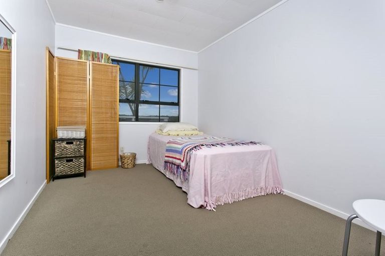 Photo of property in 13 Santiago Crescent, Unsworth Heights, Auckland, 0632