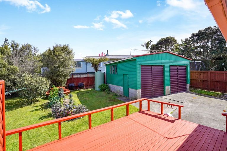 Photo of property in 43 Taupo Street, Green Bay, Auckland, 0604