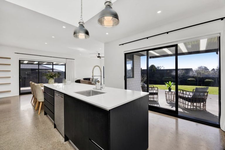 Photo of property in 5 Aheahea Way, Hurworth, New Plymouth, 4310
