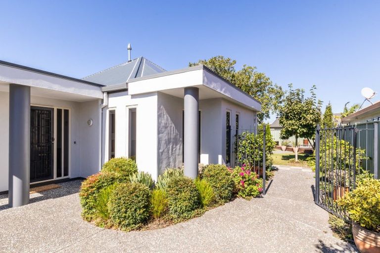 Photo of property in 2 Queens Walk, Taradale, Napier, 4112