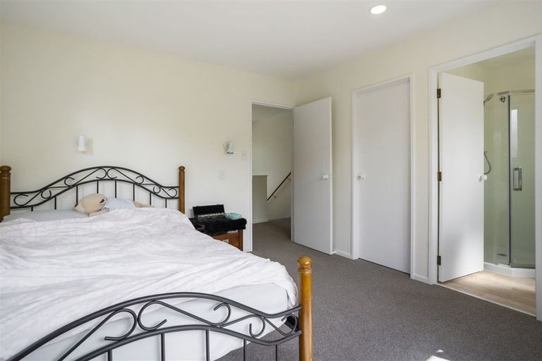 Photo of property in 2/23 Ludlow Terrace, Totara Vale, Auckland, 0627