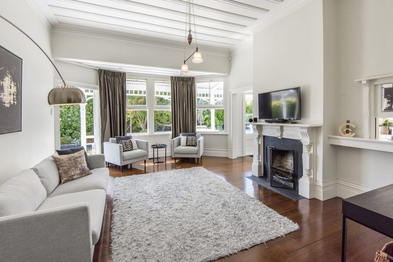 Photo of property in 52 Stanley Point Road, Stanley Point, Auckland, 0624