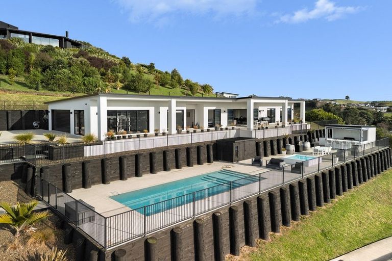 Photo of property in 42 Oceana Drive, Welcome Bay, Tauranga, 3175