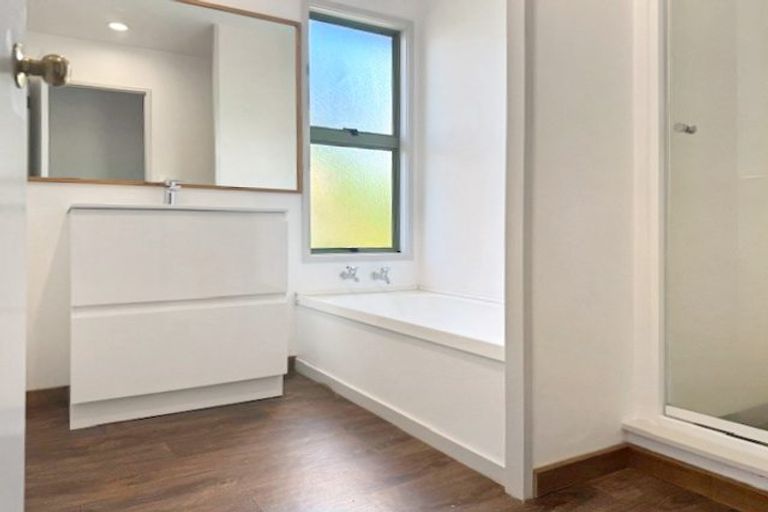 Photo of property in 2/18 Northcote Road, Takapuna, Auckland, 0622