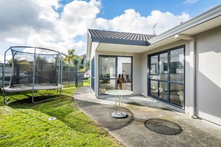 Photo of property in 10 Scarlet Oak Drive, Schnapper Rock, Auckland, 0632