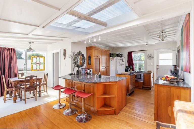 Photo of property in 731 Swanson Road, Swanson, Auckland, 0612