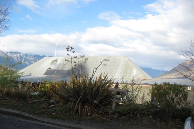 Photo of property in 19 Cameron Place, Fernhill, Queenstown, 9300