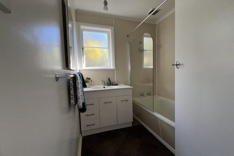 Photo of property in 22 Lyndfield Lane, Newlands, Wellington, 6037