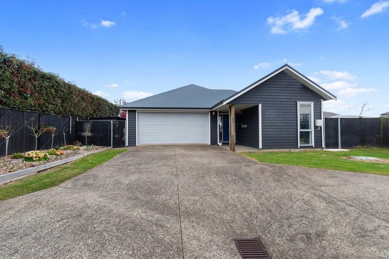 Photo of property in 14 Malbec Place, Huapai, Kumeu, 0810