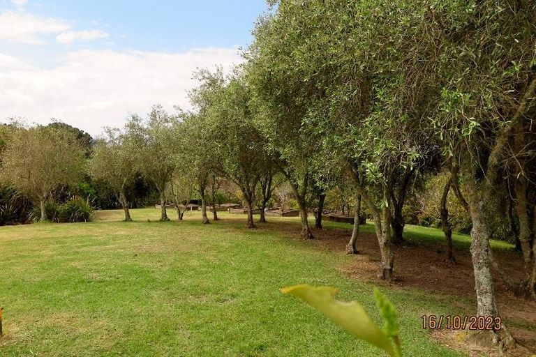 Photo of property in 1/6 Roberts Road, Matakatia, Whangaparaoa, 0930