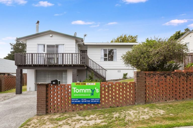 Photo of property in 40 Omapere Street, Whitby, Porirua, 5024