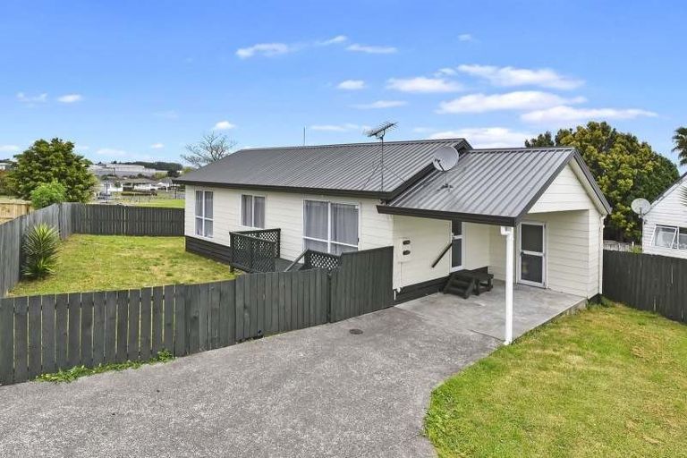 Photo of property in 2/20 Solveig Place, Randwick Park, Auckland, 2105