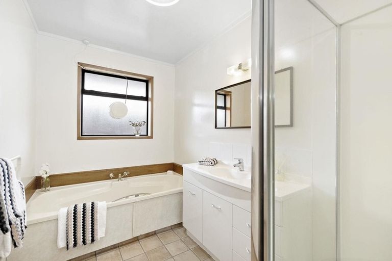 Photo of property in 10a Walmer Road, Point Chevalier, Auckland, 1022