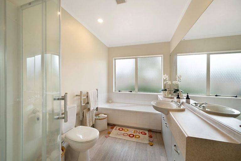 Photo of property in 6 Graven Court, Henderson, Auckland, 0612