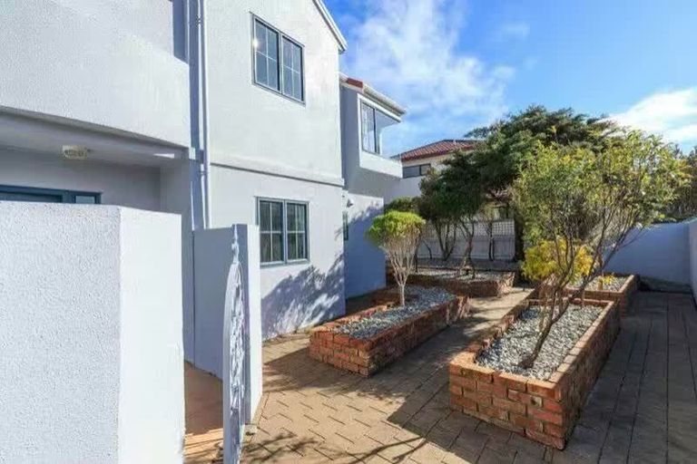 Photo of property in 4 Bennett Grove, Newlands, Wellington, 6037