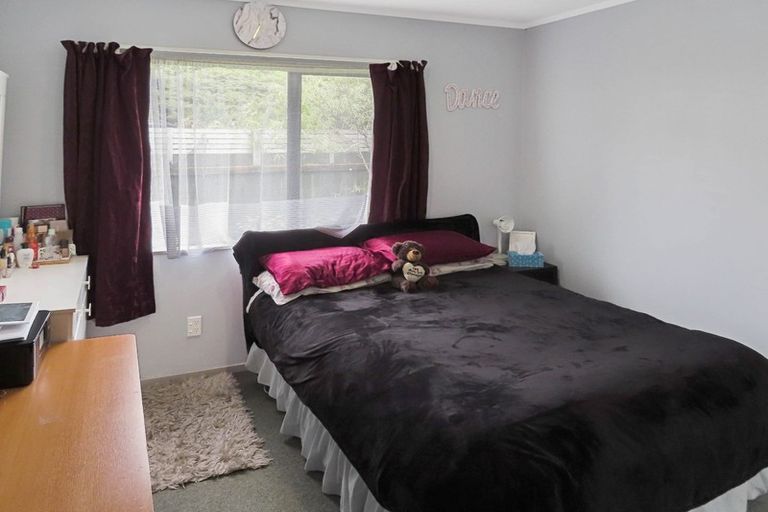 Photo of property in 2/3 Opurere Grove, Tirohanga, Lower Hutt, 5010