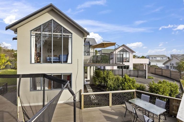 Photo of property in 2/4 Idyll Place, Northcross, Auckland, 0632