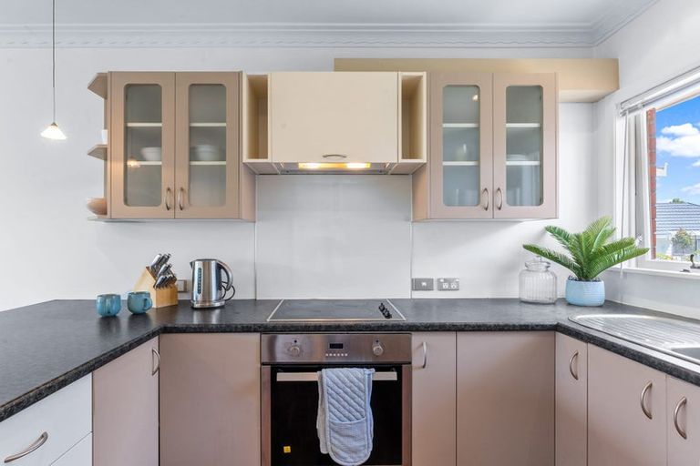 Photo of property in 2/174 East Coast Road, Forrest Hill, Auckland, 0620