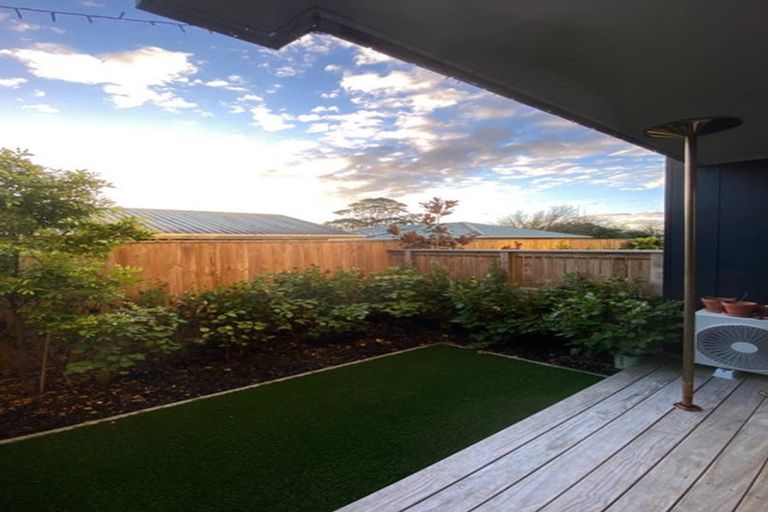 Photo of property in 27d Dawnhaven Drive, Te Atatu Peninsula, Auckland, 0610