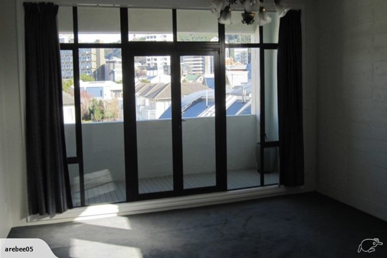 Photo of property in Endeavour Apartments, 13/125 Thorndon Quay, Pipitea, Wellington, 6011