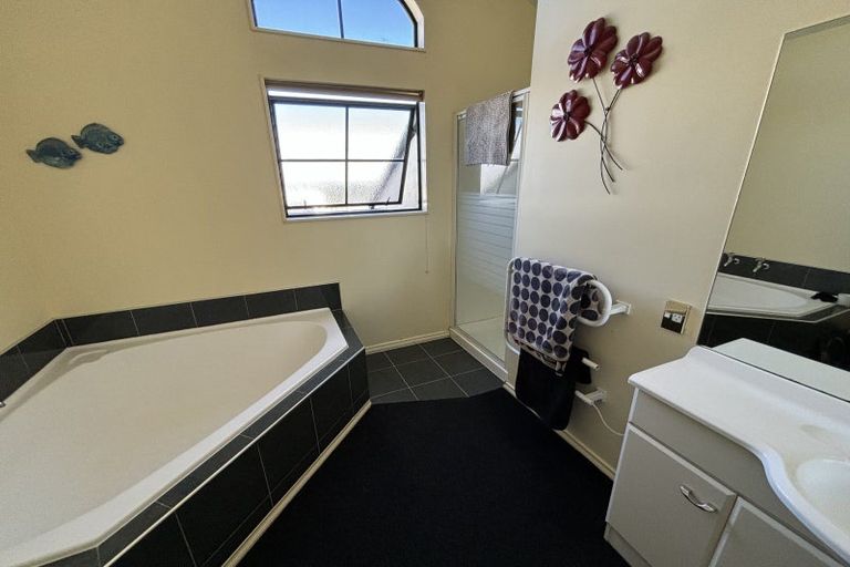 Photo of property in 16 Ruapehu Drive, Fitzherbert, Palmerston North, 4410