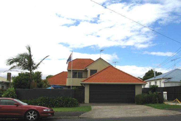 Photo of property in 1/8 Fenwick Avenue, Milford, Auckland, 0620