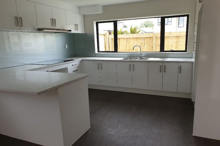 Photo of property in 16 Millcroft Lane, Ranui, Auckland, 0612