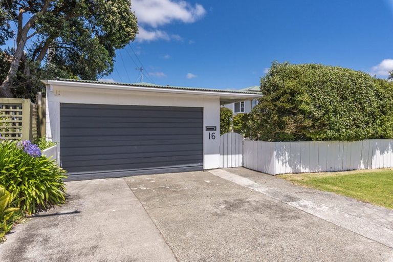 Photo of property in 16 Francis Road, Paraparaumu Beach, Paraparaumu, 5032