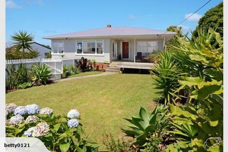 Photo of property in 296 East Coast Road, Forrest Hill, Auckland, 0620