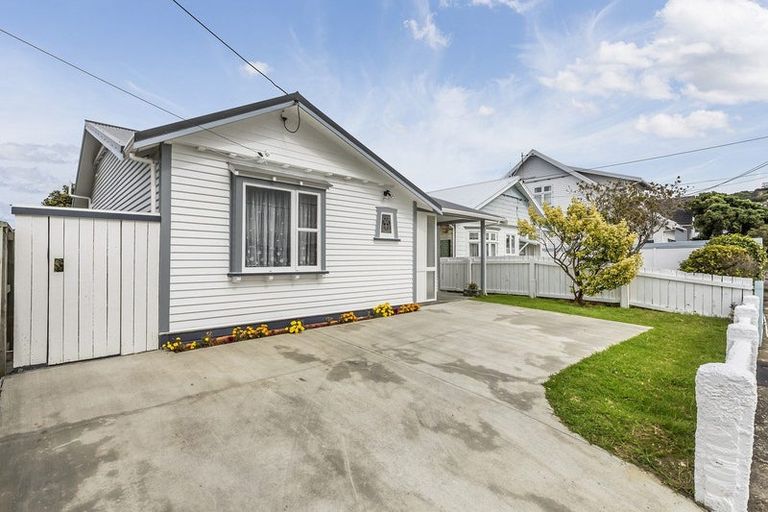 Photo of property in 94 Endeavour Street, Lyall Bay, Wellington, 6022