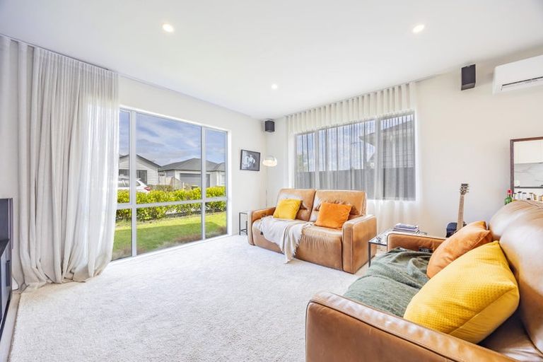 Photo of property in 14 Ropere Street, Kumeu, 0810